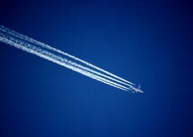 smalljet_contrails_29311